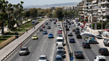 Κίνηση στους δρόμους: Σημειωτόν στην Ποσειδώνος λόγω τροχαίου στο ρεύμα προς Γλυφάδα, ουρά χιλιομέτρων και στον Κηφισό - Live εικόνα