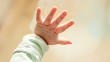 Θρίλερ με το νεκρό βρέφος στην Πάρο: Μαρτυρίες ότι οι γονείς το άφησαν στο αμάξι και πήγαν για μπάνιο - Τα σενάρια και οι αντιφάσεις