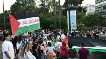 Έπεσαν μολότοφ στην πορεία διαμαρτυρίας στην πρεσβεία του Ισραήλ για το Madleen - Δείτε βίντεο και φωτογραφίες