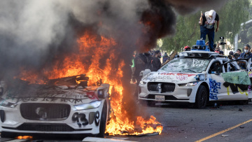 Ανάλυση των New York Times: «Η μάχη που περίμενε» ο Τραμπ - Πώς πυροδοτεί την κρίση στο Λος Άντζελες, ενισχύοντας το ηγετικό του προφίλ