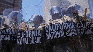 Λος Άντζελες: Ο Τραμπ ενέκρινε την ανάπτυξη επιπλέον 2.000 μελών της Εθνοφρουράς 