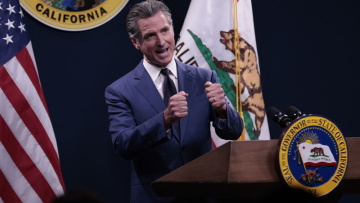 Σφοδρή επίθεση Νιούσομ σε Τραμπ: Διεστραμμένη φαντασίωση δικτατορικού προέδρου
