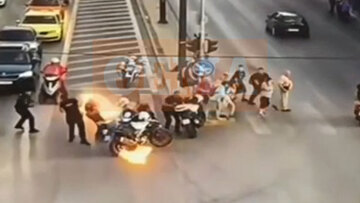 Η στιγμή που πέταξαν μολότοφ σε αστυνομικούς στο τέλος της πορείας για την Παλαιστίνη - Δίπλα υπήρχαν πολίτες
