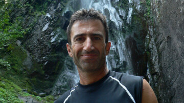 Ελικόπτερο παρέλαβε τον ορειβάτη από τη χαράδρα στη Δράμα - Βρέθηκε χωρίς τις αισθήσεις του μετά την πτώση από αρκούδα που τον έσπρωξε