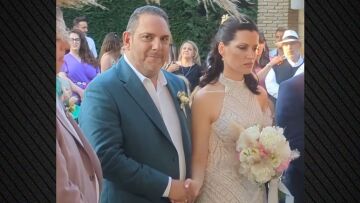 Ο Στέλιος Διονυσίου και η Αγνή Καλουμένου παντρεύτηκαν και βάφτισαν τις δίδυμες κόρες τους
