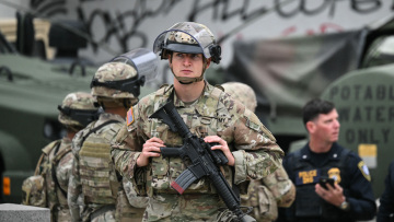 Οι πεζοναύτες αναπτύσσονται στο Λος Άντζελες για να προστατεύσουν τους πράκτορες της ICE, λέει ο Χέγκσεθ