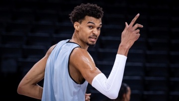 Ο Γουεμπανιάμα σε μοναστικό ταξίδι στην Κίνα: Ξύρισε το κεφάλι του και μπήκε σε ναό Σαολίν για διαλογισμό
