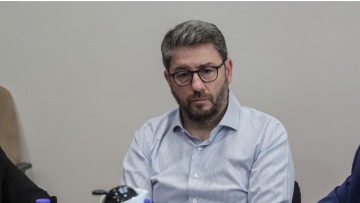 Το ΠΑΣΟΚ «αγχώνεται» από την επανεμφάνιση Τσίπρα - Οι δημοσκοπήσεις το δείχνουν καρφωμένο στην τρίτη θέση