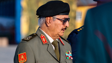 Ο ένας γιος στην Ελλάδα, ο άλλος στην Τουρκία και ο Χαφτάρ με φέσι - Ανησυχεί και… τρέχει η Αθήνα