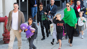 Ο Μπραντ Πιτ έκοψε επαφές με τους γιους του Παξ και Μάντοξ - Τι λένε κύκλοι του ηθοποιού και της Τζολί

