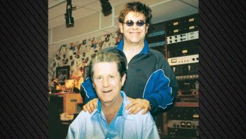 Ο Έλτον Τζον αποχαιρετά τον Μπράιαν Γουίλσον: «Ήταν μια μουσική ιδιοφυΐα, ένας επαναστάτης»