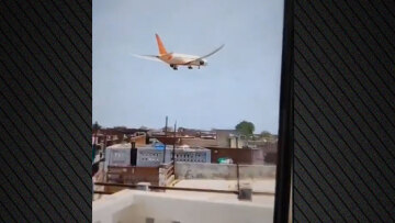 Η στιγμή της συντριβής του αεροσκάφους της Air India με τους 242 επιβαίνοντες στο Αχμενταμπάντ - Δείτε βίντεο
