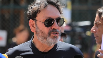 Αναβολή στη δίκη του Στάθη Αγγελόπουλου για το επεισόδιο με την πρώην σύζυγό του – Το δικαστήριο ζητά να καταθέσει ο γιος τους 