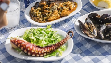 Βόλος: 7 τσιπουράδικα (και) για βραδινούς τύπους