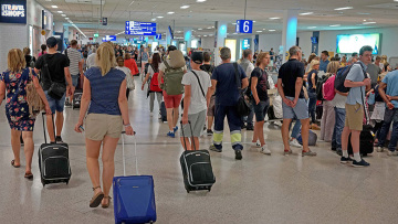 Χάος στον τουρισμό από τον πόλεμο στο Ιράν: Είναι η Ελλάδα μέσα στους προορισμούς που επιλέγουν οι Ευρωπαίοι;
