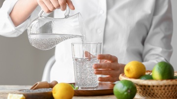 Νερό με σπόρους chia: To viral superfood ρόφημα που εγκρίνουν οι γιατροί