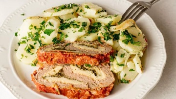 Ρολό κιμά ψητό γεμιστό με ομελέτα και πατάτες αλά Λιόν