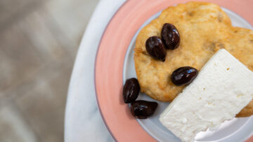 Φτιάχνοντας Τηγανόψωμα στην Κορώνη 
