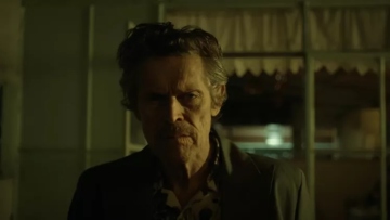 Ο Γουίλεμ Νταφόε πρωταγωνιστεί σε βιντεοκλίπ ελληνικού τραγουδιού - Δείτε τον διάσημο ηθοποιό να χορεύει σε ταβέρνα