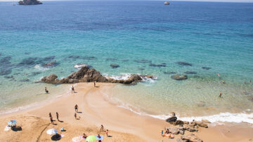 10 ελληνικές παραλίες με ρηχά νερά για ξέγνοιαστες οικογενειακές βουτιές