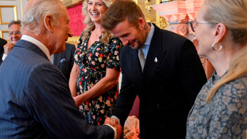 Ο Ντέιβιντ Μπέκαμ χρίστηκε ιππότης από τον βασιλιά Κάρολο: «Ποτέ δεν φανταζόμουν ότι θα λάμβανα μια τόσο τιμητική διάκριση»