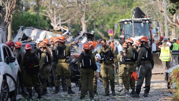 Φονικό ντόμινο στη Μέση Ανατολή: Σφυροκόπημα του Ισραήλ στο Ιράν,  με πυραύλους απαντά η Τεχεράνη 

