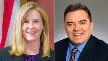 Ταυτοποιήθηκε ο δράστης της δολοφονίας βουλευτού των Δημοκρατικών και του συζύγου της στη Μινεσότα – Φυλλάδια και γραπτά με ονοματεπώνυμα στο αυτοκίνητό του