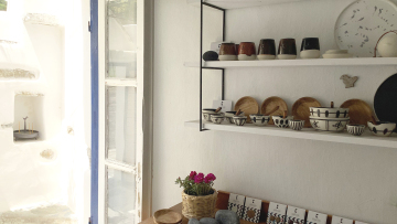 Από την Αθήνα στην Τήνο: Η Κατερίνα εξηγεί γιατί μετακόμισε στο νησί με την οικογένειά της και αφοσιώθηκε στην κεραμική