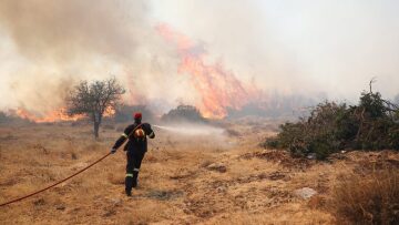Φωτιά τώρα σε αγροτοδασική έκταση στην Πλανά Χαλκιδικής

