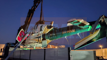 Έγινε η ανέλκυση του ελικοπτέρου που έπεσε στη μαρίνα Βουλιαγμένης - Δείτε βίντεο και φωτογραφίες