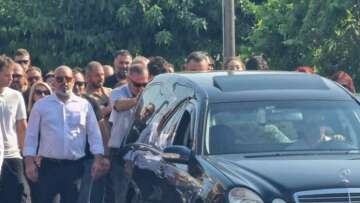 «Συγγνώμη που δεν κατάφερα να σε σώσω» - Στεφάνι στην κηδεία του 14χρονου έστειλε ο άνδρας που βούτηξε για να τον σώσει