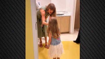 Η Τέιλορ Σουίφτ επισκέφτηκε παιδιατρικό νοσοκομείο στη Φλόριντα και συγκίνησε μικρούς και μεγάλους