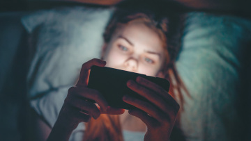 Εθισμός στο Διαδίκτυο: Χωρίς social media μέχρι τα 15 - TikTok και Instagram μόνο με... γονική άδεια