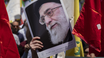 Ανάλυση Economist: Μπορεί να καταρρεύσει το «μισητό» καθεστώς του Ιράν; Εξέγερση, ανατροπή ή εμφύλιος στην Τεχεράνη