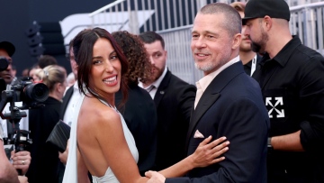 Ο Μπραντ Πιτ στην πρεμιέρα της νέας του ταινίας «F1» αγκαλιά με την Ινές ντε Ραμόν