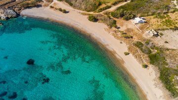 Οι ωραιότερες παραλίες της Κιμώλου -Εκεί όπου τα τιρκουάζ νερά συναντούν τη χρυσή άμμο