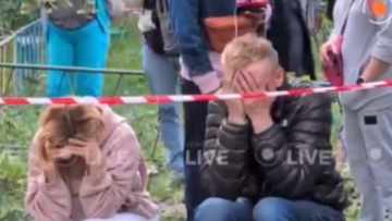 Πόλεμος στην Ουκρανία: Πατέρας καταρρέει όταν μαθαίνει πως ο γιος του ανασύρθηκε νεκρός από τα συντρίμμια - Δείτε βίντεο