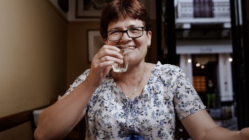 Γαρουφαλλιά Γκουτζούμπα: 30 χρόνια η ψυχή της Ταβέρνας Οικονόμου