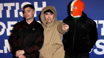 Ένας ράπερ του βορειοϊρλανδικού συγκροτήματος Kneecap δικάζεται στη Βρετανία για υποστήριξη της Χεζμπολάχ