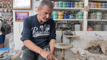Ο Αντώνης κρατά ζωντανή την αγγειοπλαστική στη Σίφνο