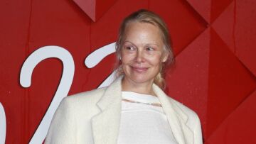 Η Πάμελα Άντερσον φωτογραφήθηκε χωρίς μακιγιάζ και φίλτρα για καμπάνια κατά της τεχνητής νοημοσύνης
