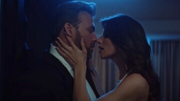 Ο Γιώργος Σαμπάνης εμφανίζεται στο νέο του βιντεοκλίπ με τη σύντροφό του, Ιωάννα Σαρρή