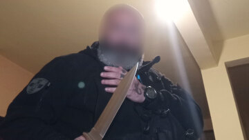 Το προφίλ του 42χρονου με το «φορτωμένο» οπλοστάσιο στα Χανιά - Πόζαρε με όπλα, φιλούσε μαχαίρια και ανέβαζε ρητά αρχαίων φιλοσόφων