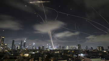 Απειλεί ξανά τον Χαμενεΐ ο Νετανιάχου: «Κανένας στο Ιράν δεν έχει ασυλία» - Μέσα στις επόμενες δύο εβδομάδες αποφασίζει ο Τραμπ αν θα επιτεθεί στην Τεχεράνη