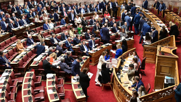 Ώρα ψηφοφορίας στη Βουλή για τα Τέμπη  - Οι εκτιμήσεις για το αποτέλεσμα στις 14 κάλπες 