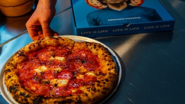 Armando Pizzeria: Εκεί που οι ουρές κατακλύζουν τον κεντρικό πεζόδρομο του Μεταξουργείου