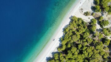 5 παραλίες στην Κορινθία -Πεντακάθαρα νερά και απέραντες αμμουδιές
