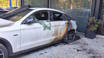 Κηφισιά: Επίθεση με γκαζάκια σε έκθεση αυτοκινήτων - Δείτε φωτογραφίες