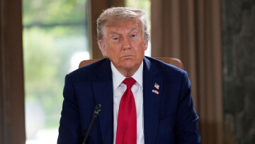 Το ιστορικό δίλημμα, τα τρία προβλήματα και το «τέχνασμα» του Τραμπ με το Ιράν για να κερδίσει χρόνο