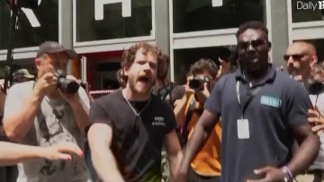 Η στιγμή που υπάλληλος ξενοδοχείου επιτίθεται σε διαδηλωτές που διαμαρτύρονταν κατά του υπερτουρισμού στη Βαρκελώνη - Δείτε βίντεο